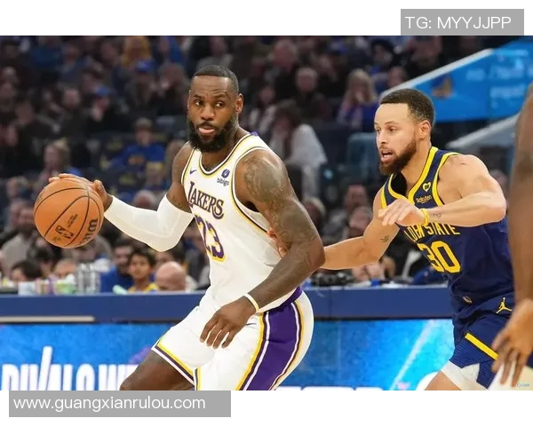 詹姆斯领导湖人击败勇士，取得关键战胜迪文布克和库里